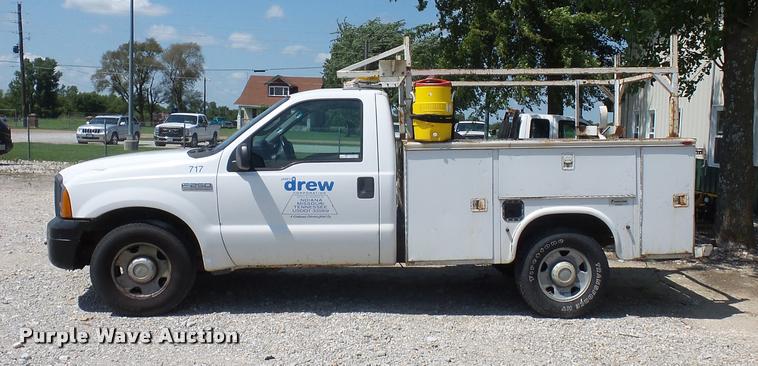 image for item CA9065 2005 Ford F250 Super Duty utility bed pickup truck