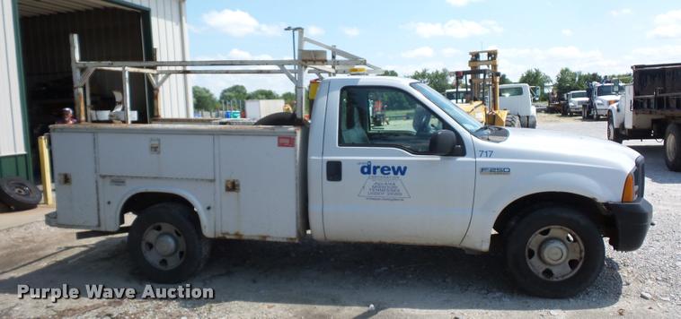 image for item CA9065 2005 Ford F250 Super Duty utility bed pickup truck