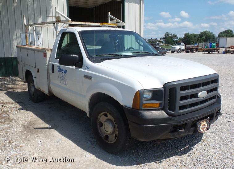 image for item CA9065 2005 Ford F250 Super Duty utility bed pickup truck