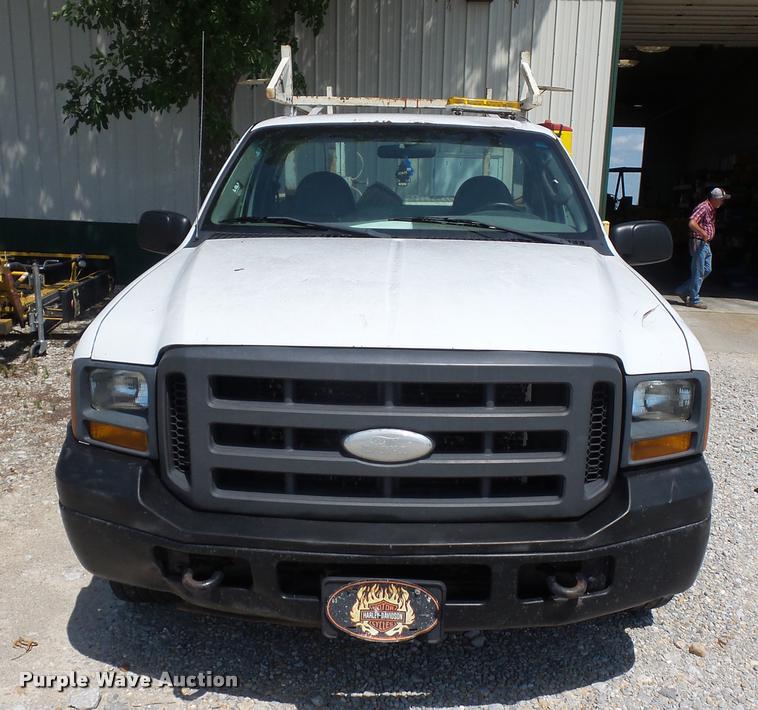 image for item CA9065 2005 Ford F250 Super Duty utility bed pickup truck