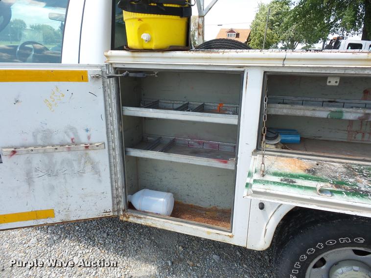 image for item CA9065 2005 Ford F250 Super Duty utility bed pickup truck