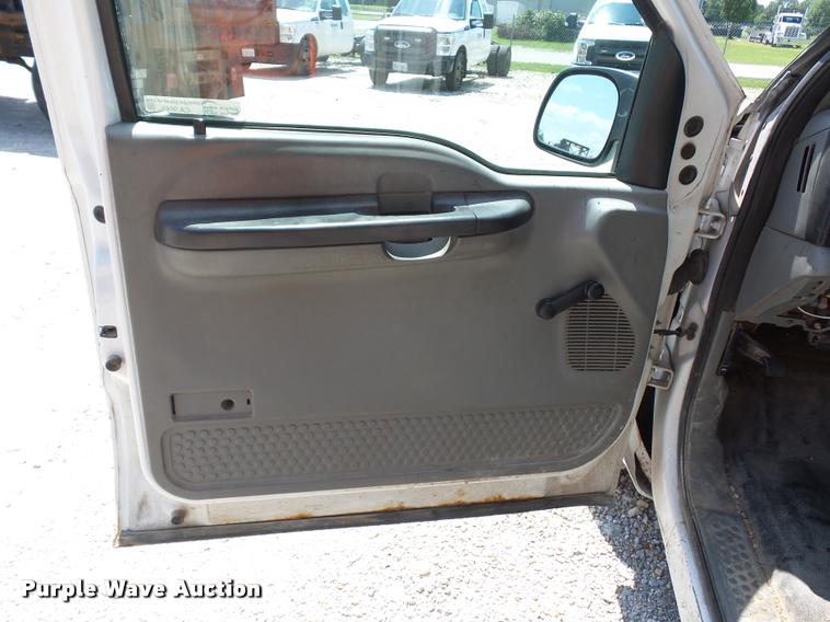 image for item CA9065 2005 Ford F250 Super Duty utility bed pickup truck