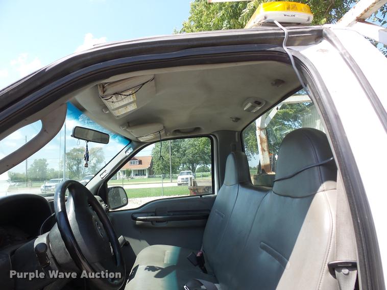 image for item CA9065 2005 Ford F250 Super Duty utility bed pickup truck