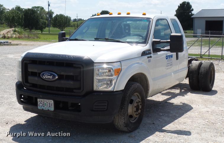 image for item CA9066 2011 Ford F350 Super Duty SuperCab cab and chassis pickup truck