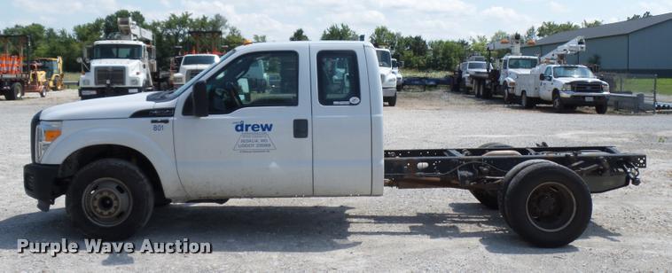 image for item CA9066 2011 Ford F350 Super Duty SuperCab cab and chassis pickup truck