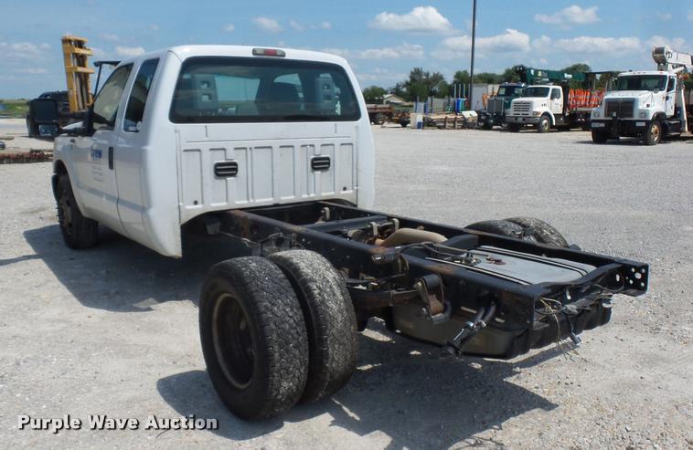 image for item CA9066 2011 Ford F350 Super Duty SuperCab cab and chassis pickup truck