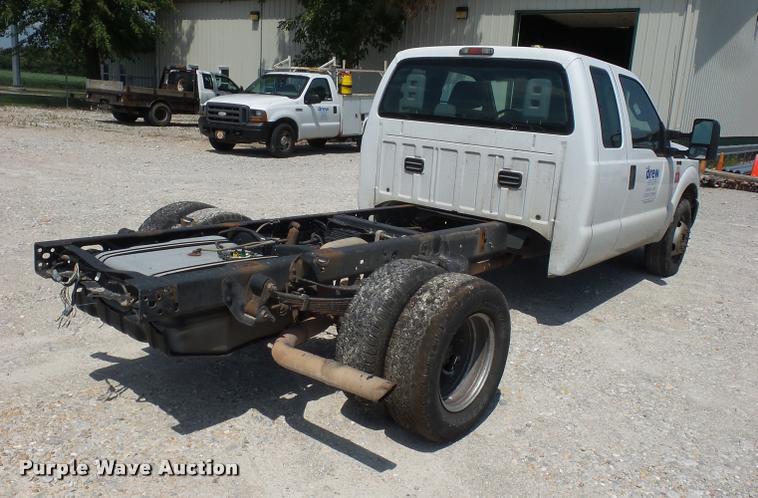 image for item CA9066 2011 Ford F350 Super Duty SuperCab cab and chassis pickup truck