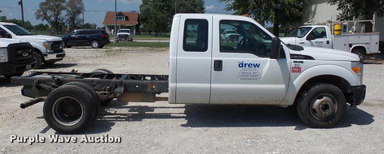 image for item CA9066 2011 Ford F350 Super Duty SuperCab cab and chassis pickup truck