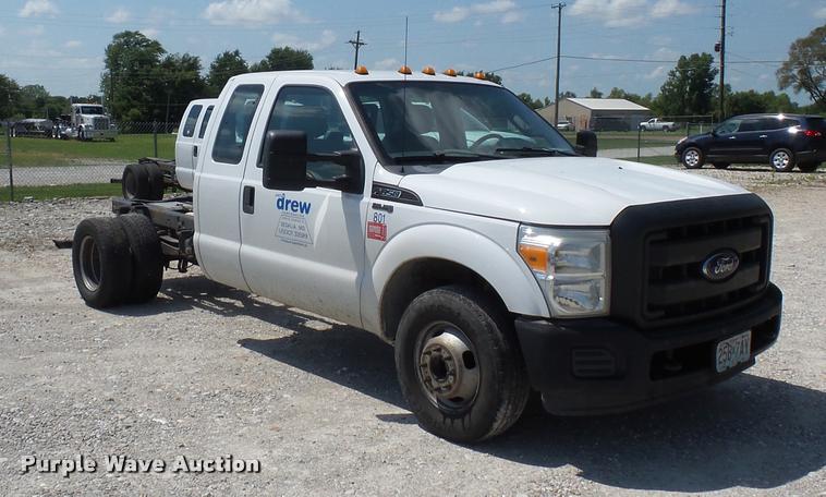 image for item CA9066 2011 Ford F350 Super Duty SuperCab cab and chassis pickup truck