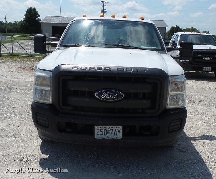 image for item CA9066 2011 Ford F350 Super Duty SuperCab cab and chassis pickup truck