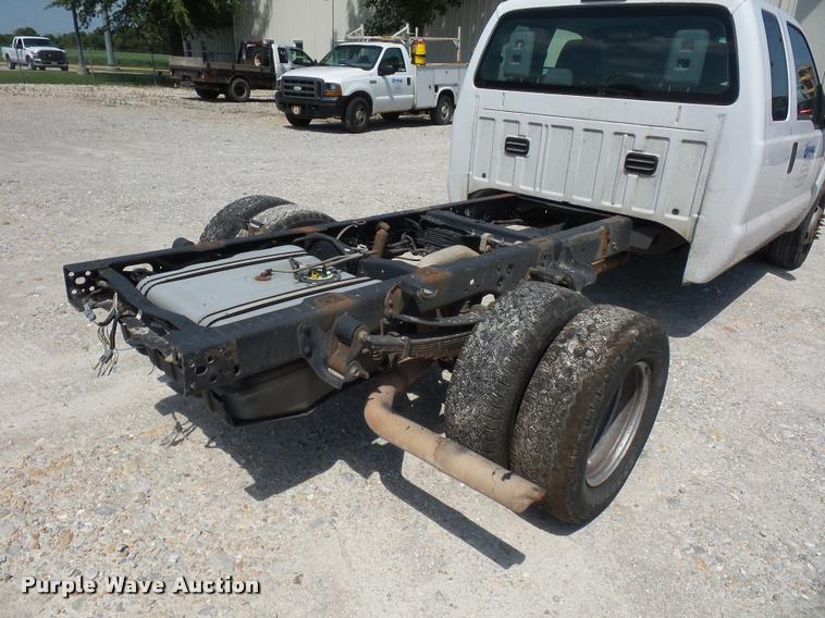 image for item CA9066 2011 Ford F350 Super Duty SuperCab cab and chassis pickup truck