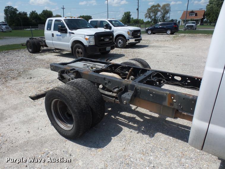 image for item CA9066 2011 Ford F350 Super Duty SuperCab cab and chassis pickup truck