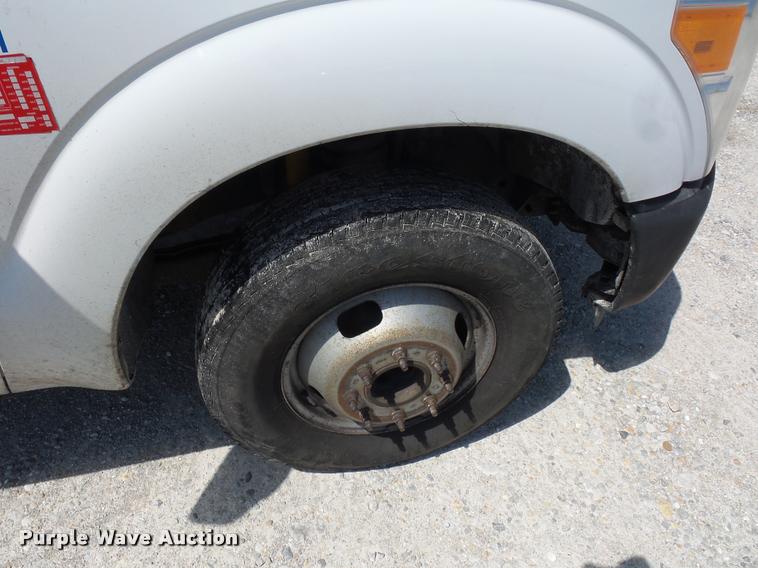 image for item CA9066 2011 Ford F350 Super Duty SuperCab cab and chassis pickup truck