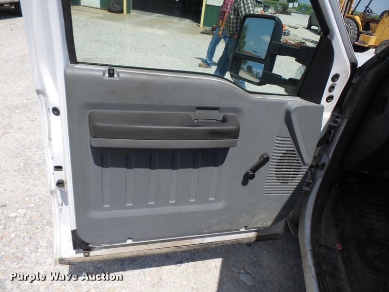 image for item CA9066 2011 Ford F350 Super Duty SuperCab cab and chassis pickup truck