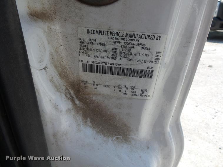 image for item CA9066 2011 Ford F350 Super Duty SuperCab cab and chassis pickup truck