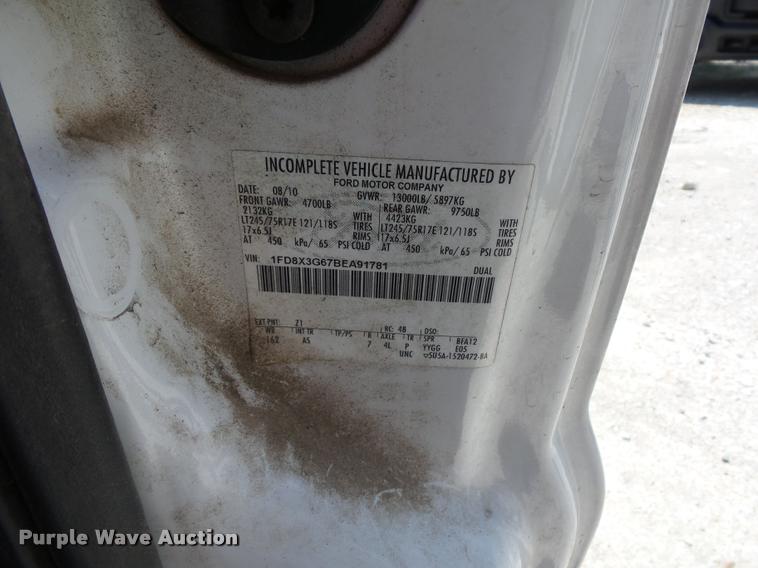 image for item CA9066 2011 Ford F350 Super Duty SuperCab cab and chassis pickup truck