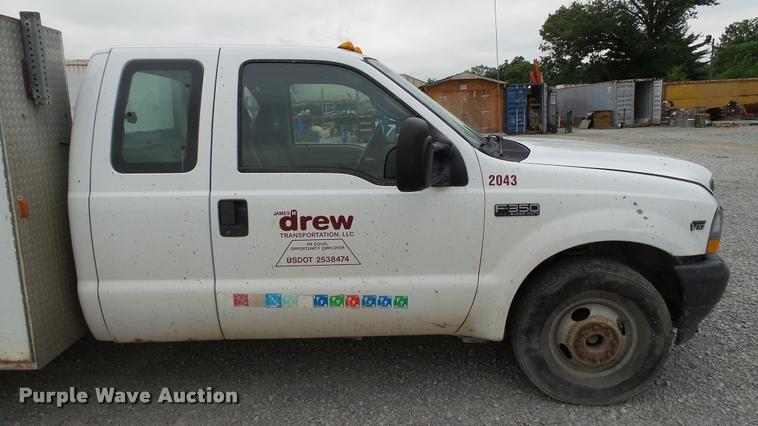 image for item DA1090 2004 Ford F350 Super Duty XL SuperCab utility bed pickup truck
