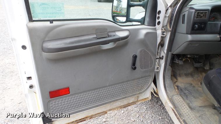 image for item DA1090 2004 Ford F350 Super Duty XL SuperCab utility bed pickup truck