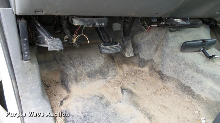 image for item DA1090 2004 Ford F350 Super Duty XL SuperCab utility bed pickup truck