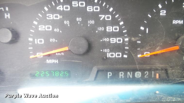 image for item DA1090 2004 Ford F350 Super Duty XL SuperCab utility bed pickup truck