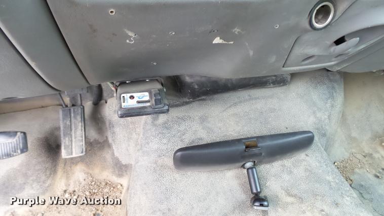 image for item DA1090 2004 Ford F350 Super Duty XL SuperCab utility bed pickup truck