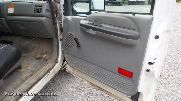image for item DA1090 2004 Ford F350 Super Duty XL SuperCab utility bed pickup truck