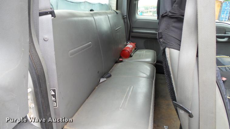 image for item DA1090 2004 Ford F350 Super Duty XL SuperCab utility bed pickup truck