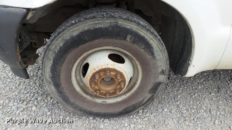 image for item DA1090 2004 Ford F350 Super Duty XL SuperCab utility bed pickup truck