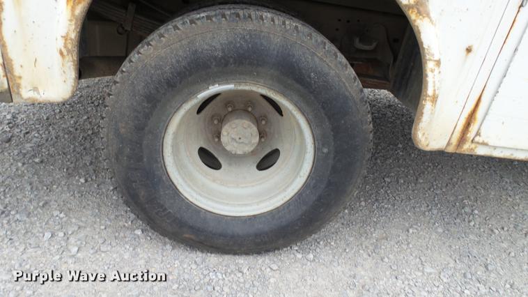 image for item DA1090 2004 Ford F350 Super Duty XL SuperCab utility bed pickup truck