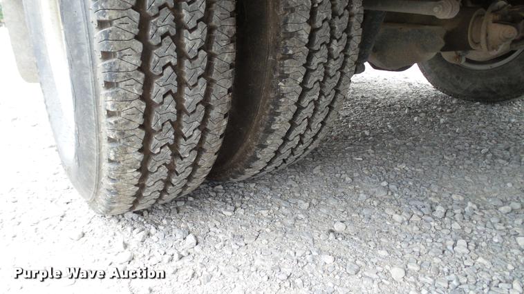 image for item DA1090 2004 Ford F350 Super Duty XL SuperCab utility bed pickup truck