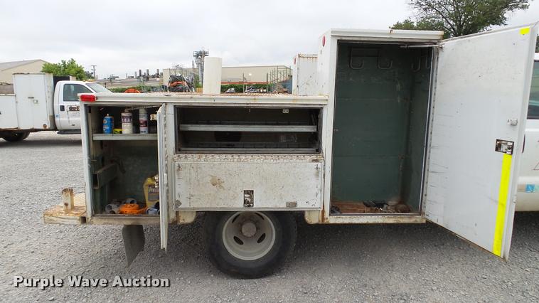 image for item DA1090 2004 Ford F350 Super Duty XL SuperCab utility bed pickup truck