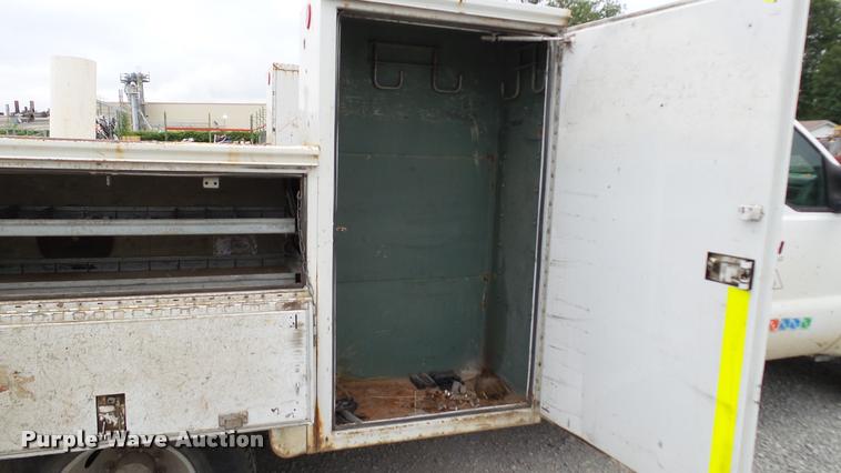 image for item DA1090 2004 Ford F350 Super Duty XL SuperCab utility bed pickup truck