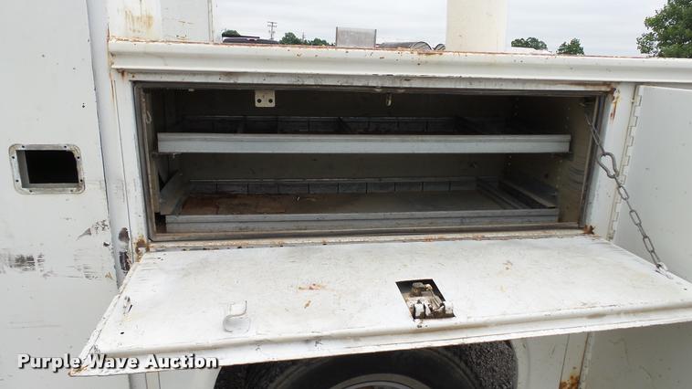 image for item DA1090 2004 Ford F350 Super Duty XL SuperCab utility bed pickup truck