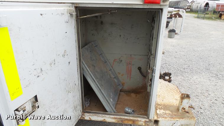 image for item DA1090 2004 Ford F350 Super Duty XL SuperCab utility bed pickup truck