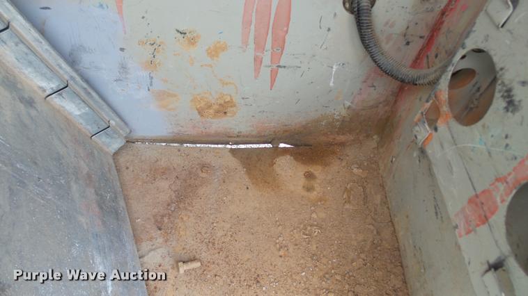 image for item DA1090 2004 Ford F350 Super Duty XL SuperCab utility bed pickup truck