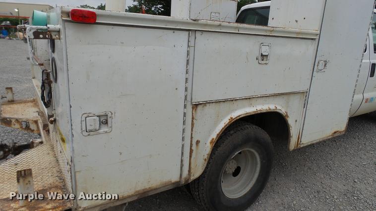 image for item DA1090 2004 Ford F350 Super Duty XL SuperCab utility bed pickup truck