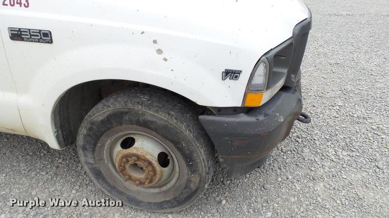 image for item DA1090 2004 Ford F350 Super Duty XL SuperCab utility bed pickup truck