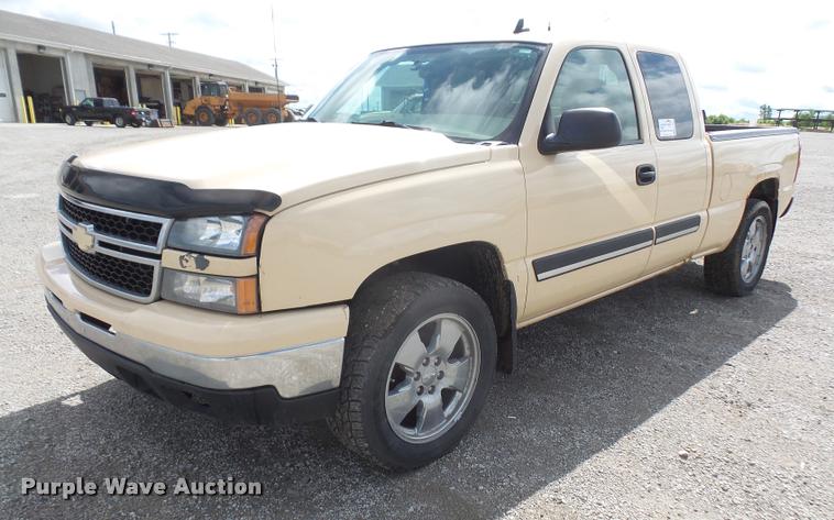 image for item DA1555 2006 Chevrolet Silverado 1500 Ext. Cab pickup truck