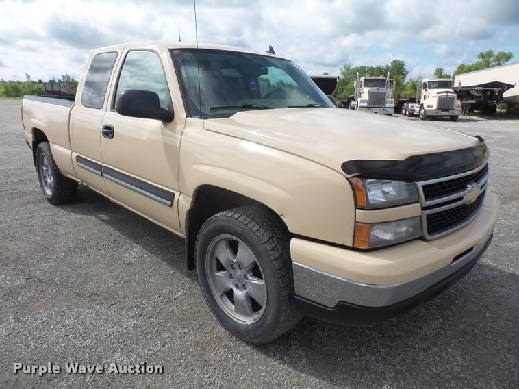 image for item DA1555 2006 Chevrolet Silverado 1500 Ext. Cab pickup truck