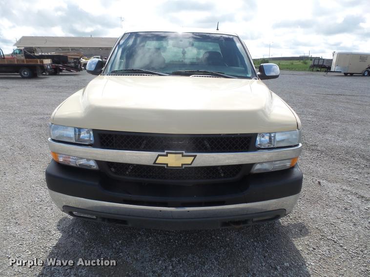 image for item DA1556 2002 Chevrolet Silverado 2500HD Ext. Cab pickup truck
