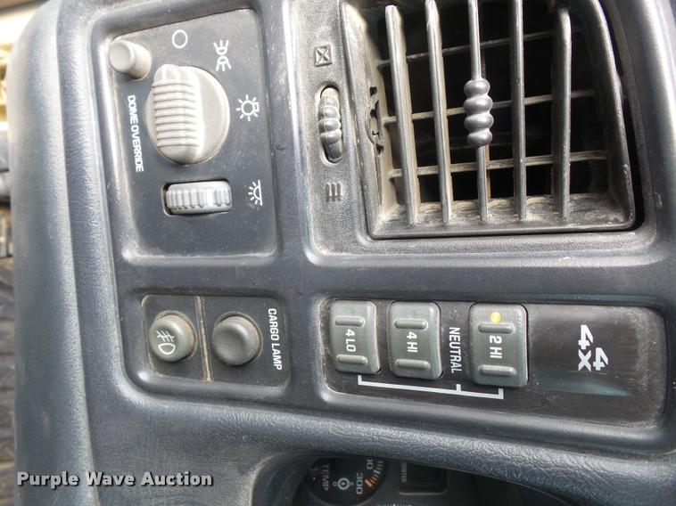 image for item DA1556 2002 Chevrolet Silverado 2500HD Ext. Cab pickup truck