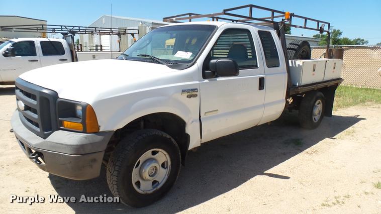image for item DA7994 2006 Ford F250 Super Duty SuperCab flatbed pickup truck