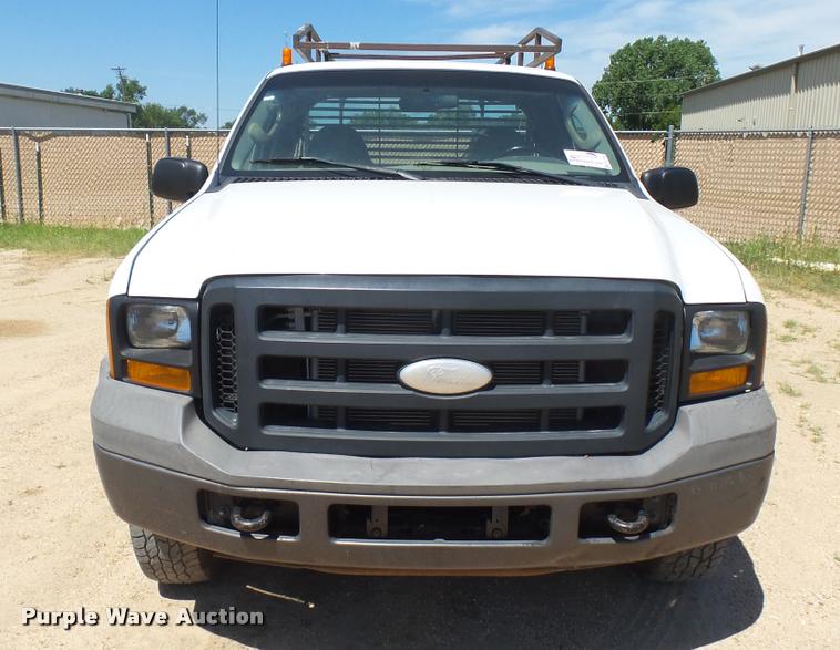 image for item DA7994 2006 Ford F250 Super Duty SuperCab flatbed pickup truck