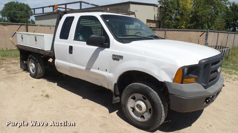 image for item DA7994 2006 Ford F250 Super Duty SuperCab flatbed pickup truck