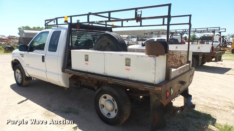 image for item DA7994 2006 Ford F250 Super Duty SuperCab flatbed pickup truck