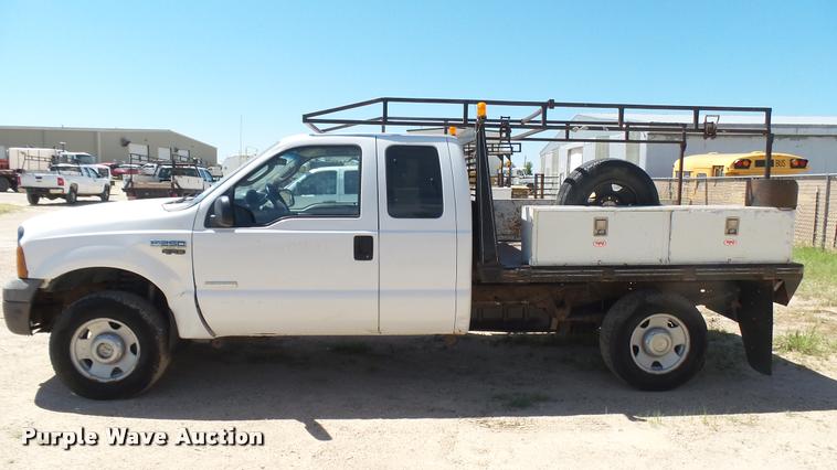 image for item DA7994 2006 Ford F250 Super Duty SuperCab flatbed pickup truck