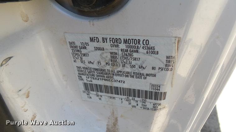 image for item DA7994 2006 Ford F250 Super Duty SuperCab flatbed pickup truck