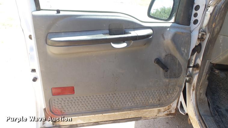 image for item DA7994 2006 Ford F250 Super Duty SuperCab flatbed pickup truck