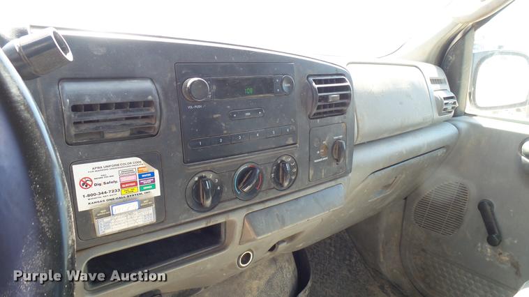 image for item DA7994 2006 Ford F250 Super Duty SuperCab flatbed pickup truck