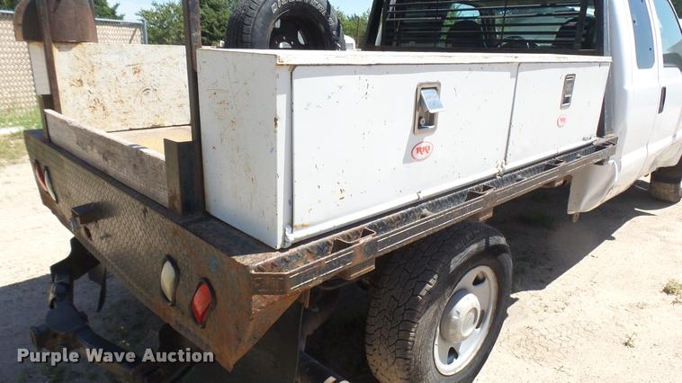 image for item DA7994 2006 Ford F250 Super Duty SuperCab flatbed pickup truck